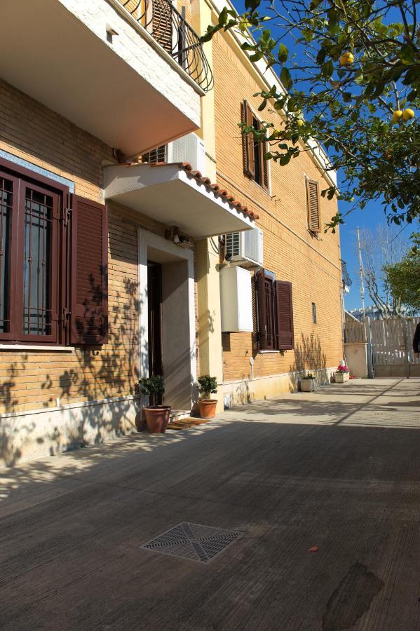 Casa Vacanze Alla Maison Фьюмичино Экстерьер фото